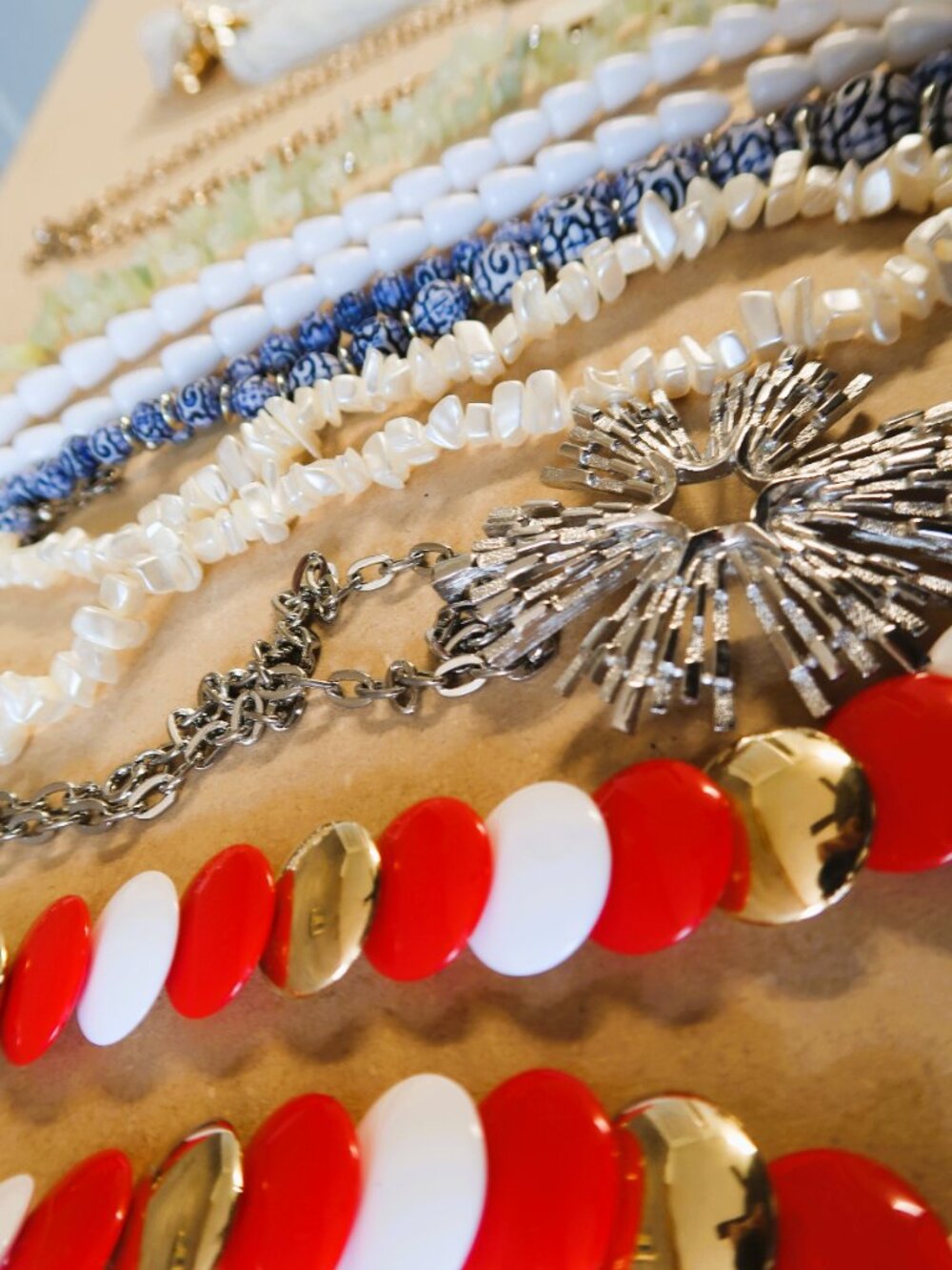 Bundle of 9 Vintage Necklaces Carved Jade-like Hibiscus, Ceramic, Hexagon Chain - Picture 11 of 15